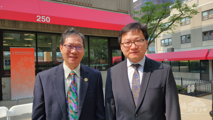 波士頓文教中心主任潘昭榮(右)向中華公所主席雷國輝表達祝賀之意。