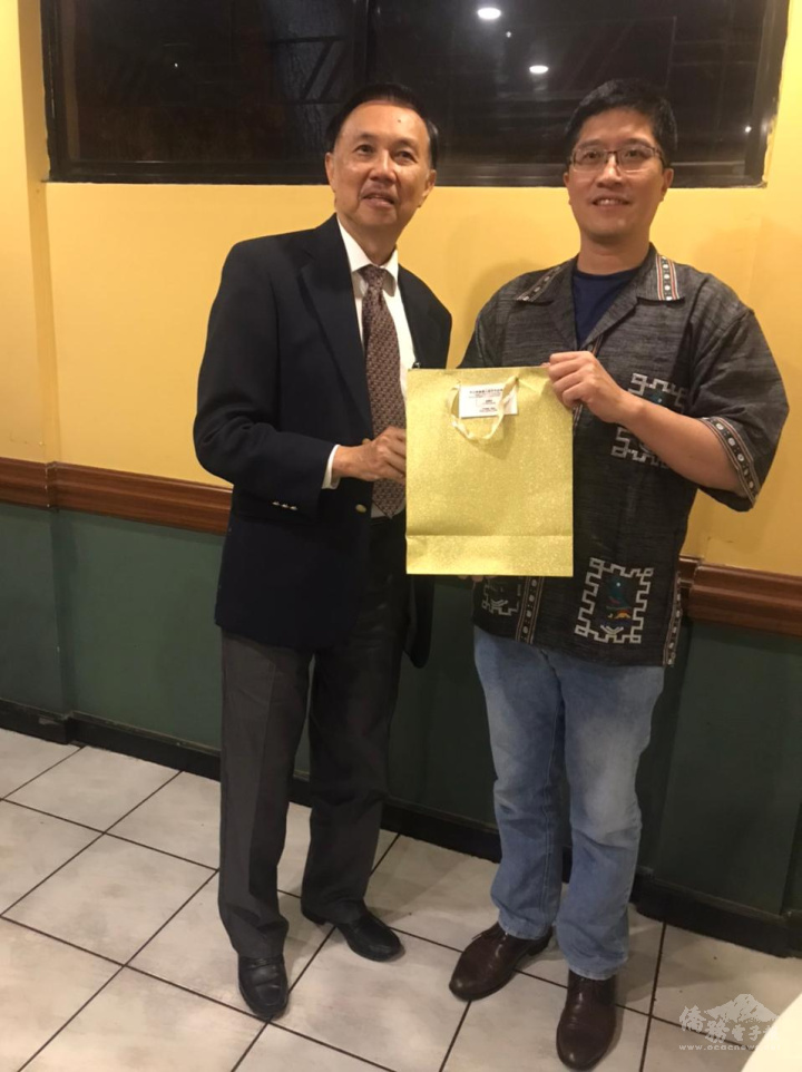 前會長陳國煒贈送紀念品予杜戎珄