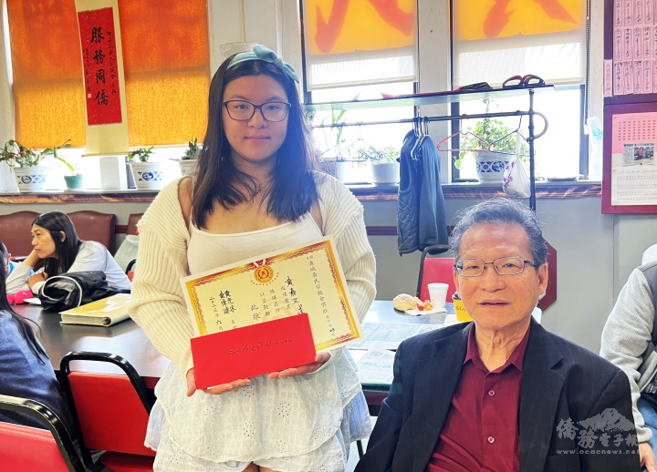 黃兆祥(右)陪同女兒黃嘉文出席領獎。