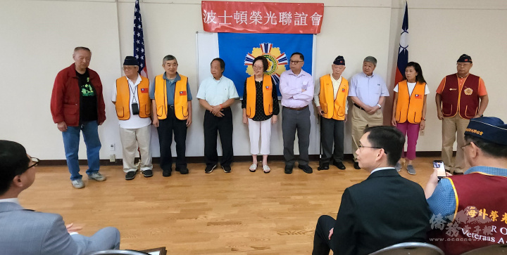 波士頓榮光會第18屆理事，右起理事長鄭增壽、理事蘇麗萍、李維邦、薛劍童、池元山、張韻蘭、張明燦、司徒榮新、陳家驊、石家孝