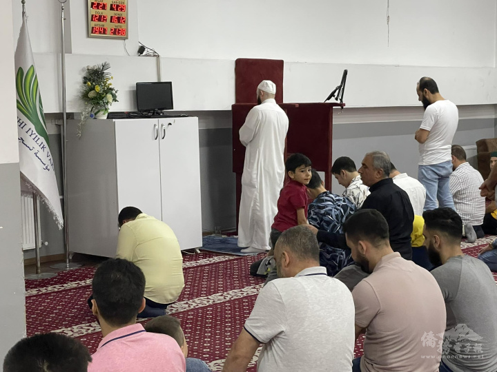 在6月30日星期五的主麻禮拜上，學校的老師和學生們共同參與