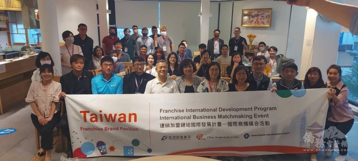 在擴展事業版圖外，許玉林也積極參與商會活動，促進臺越企業交流。圖為「連鎖加盟鏈結國際發展計畫—國際商機媒合」企業參訪合影