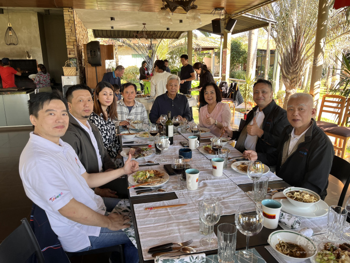 亞松森中華會館設宴款待東方市中華會館來訪團員（左起林俊源、廖哲毅、李宜樺、劉遠意、李復淵、古美桂、顧海疆、許得利）