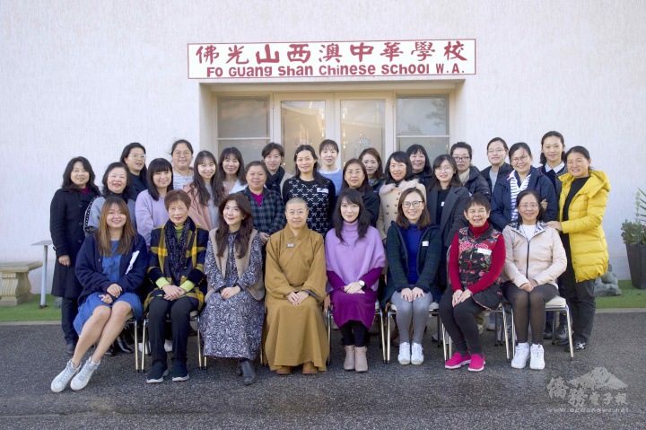 佛光山妙博法師與參加師生合影