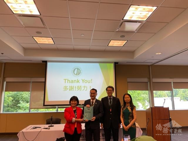 由左至右：全美臺灣同鄉會總會長陳桂鈴、僑委會副委員長阮昭雄、駐芝加哥代表處處長姜森和活動召集人何玉時