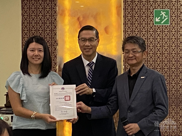 曹立傑頒贈臺灣商會會長蔡佳穎當選賀狀