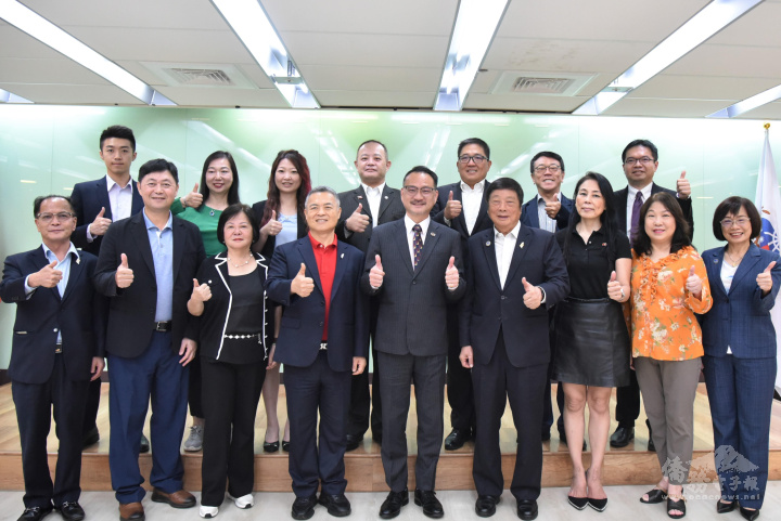 亞總第31屆團隊拜會僑委會，阮昭雄（前排中）及來賓合影留念
