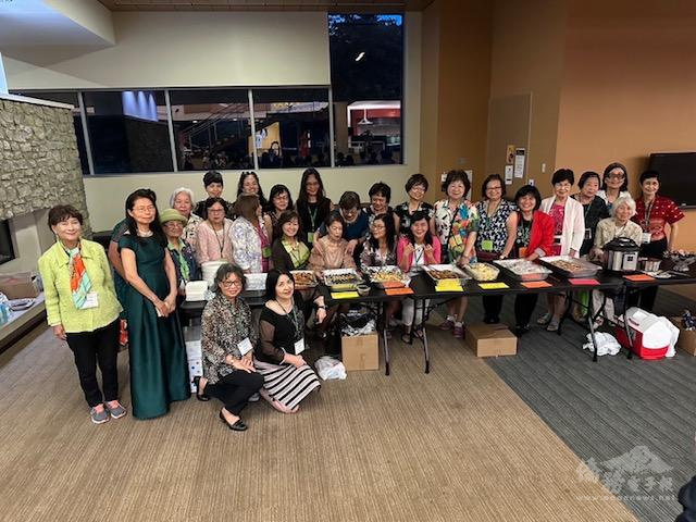 準備特製臺灣點心的婦女會成員及僑胞