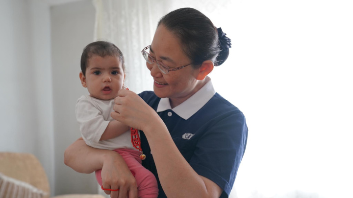 志工給予結緣品"平安"，祝福孩子平安長大