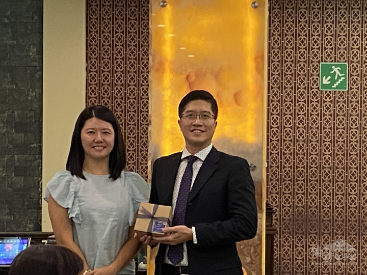 蔡佳穎代表僑界致贈杜戎珄紀念禮品