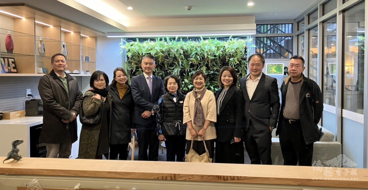 徐佳青與來賓於Little Lane Learning Centre合影留念