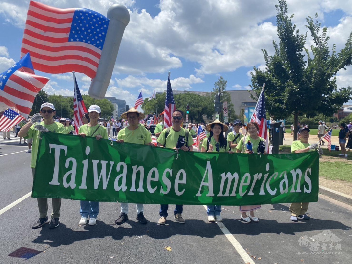 阮昭雄(中)參加華府美國國慶遊行，與鄉親一同守護臺美友誼