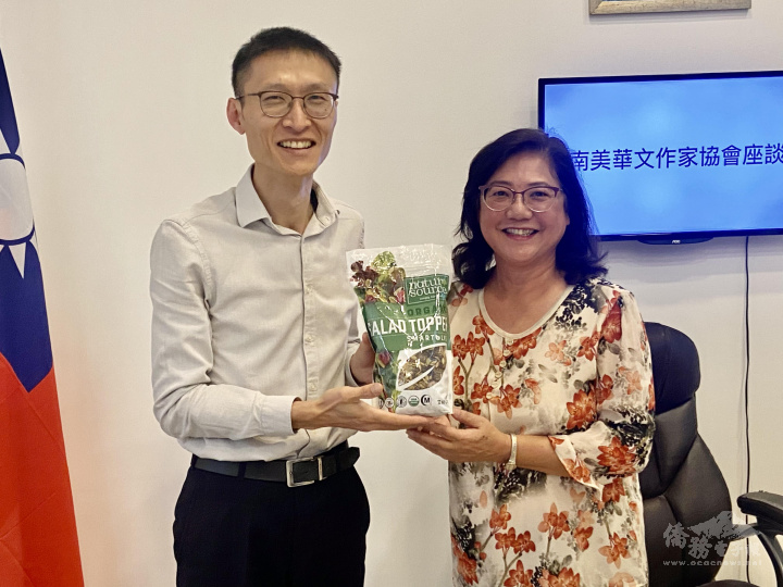 林美君（右）贈送禮物給召集人陳家靖（左）感謝他負責線上直播