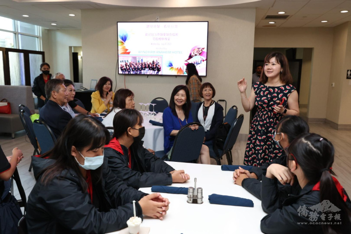 橙僑中心主任蕭蓓如致詞歡迎原聲合唱團