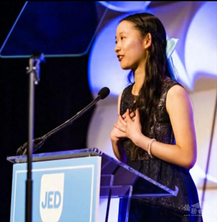 王雅宣於主流募款餐會JED’s Annual Gala 舞台上演講