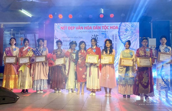 民族服裝比賽獲獎選手合影