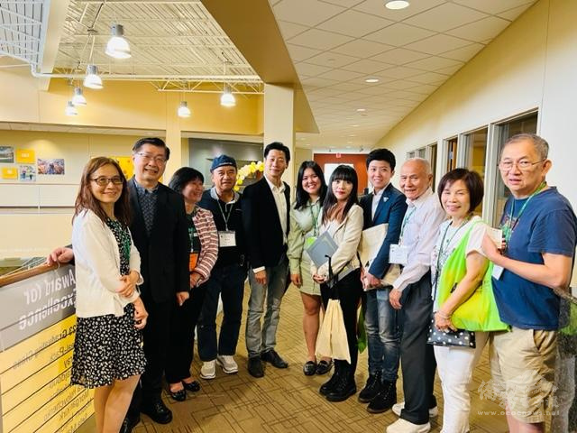 林昶佐、黃捷、苗博雅和大家合照