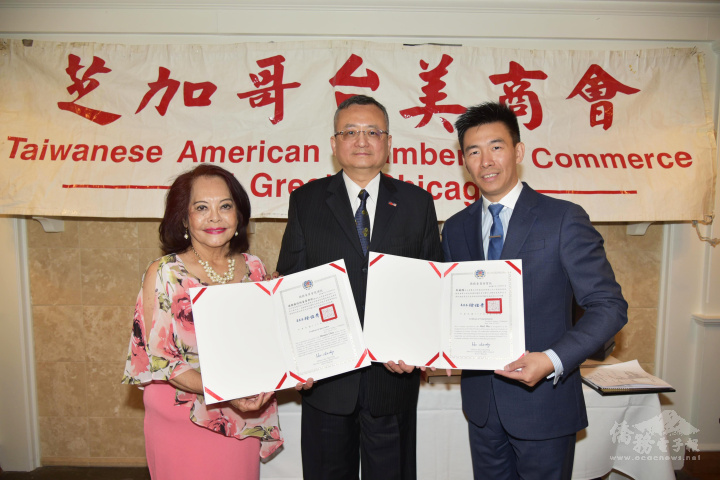 類延峰代表僑委會委員長徐佳青頒發感謝狀給項邦珍、及賀狀給吳威陵