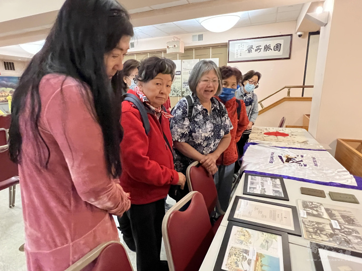 僑胞參觀歷史文物展覽