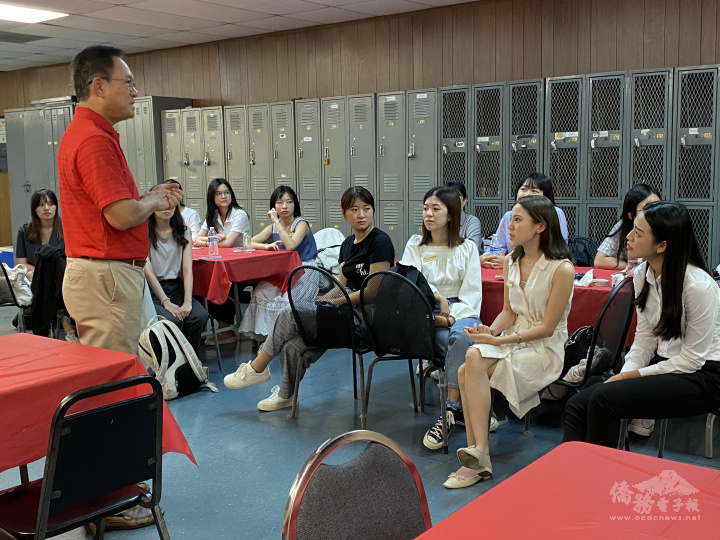 楊崇肯與搭僑學員意見交流