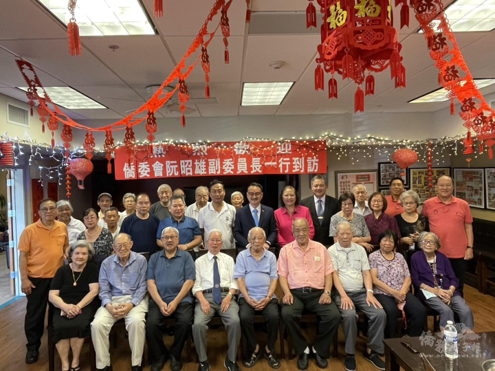 阮昭雄參訪康樂大廈，探視居民及長者