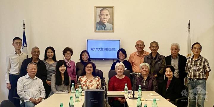 副主任歐美廷（前排左二）和文友們合照