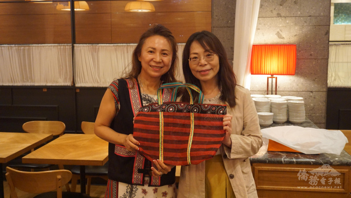 米田華繪（左）感謝副組長宋惠芸（右）