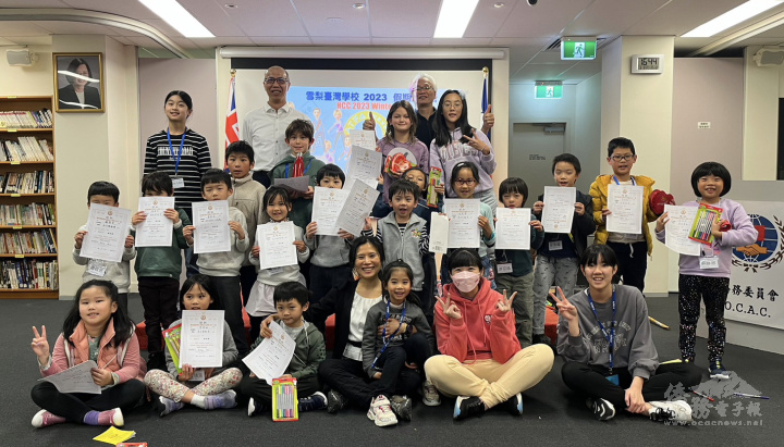 雪梨文教中心主任施博祥與營隊結業頒獎合影