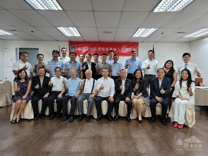 周民淦（第1排右5）與出席座談會的僑務榮譽職人員合影