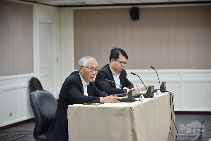 張良民(左)期勉旅遊業者與僑委會合作，為歸國僑胞提供最佳接待服務