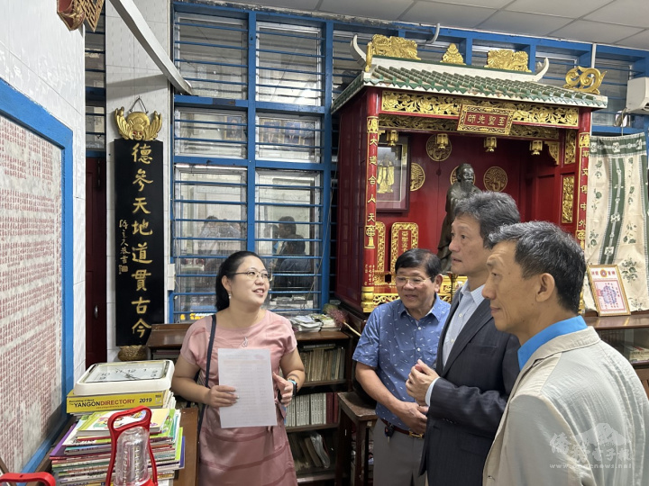 校方向周中興介紹學校情形