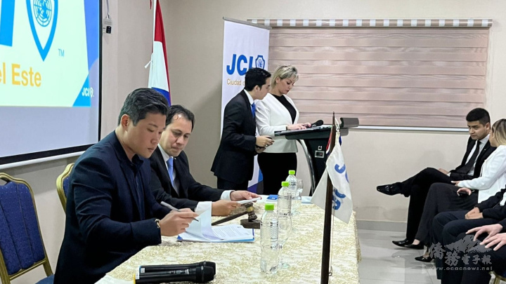 張呈祥代表巴拉圭青商會簽約，與國際青年商會東方市分會締結友會。