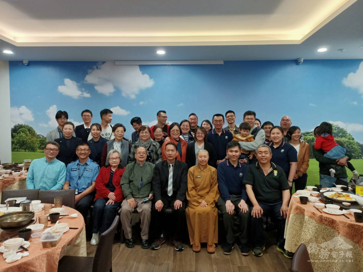 曾廣友（第一排左四）出席伯斯急難救助協會講座