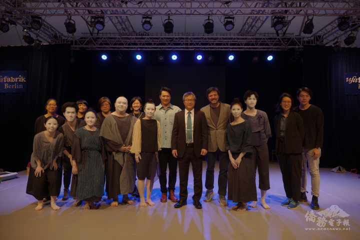 ufaFabrik劇院行政總監Frido Hinde（中右）歡迎臺灣劇團於柏林演出