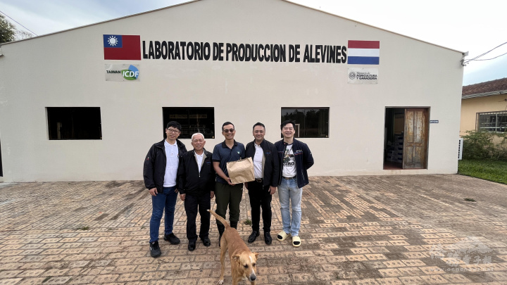 前往培育中心拜訪王贊評技師（左起簡仲廷、許得利、王贊評、顧海疆、林俊源）