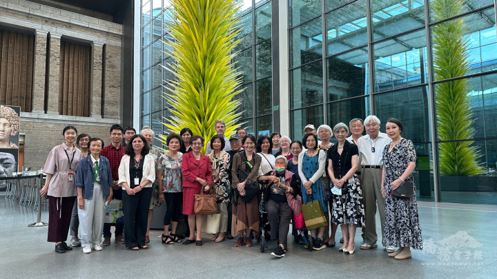 MFA之旅結束後，紐英崙中華專業人員協會董事譚嘉陵 (右一)和參加活動者及合影。 (謝開明攝)