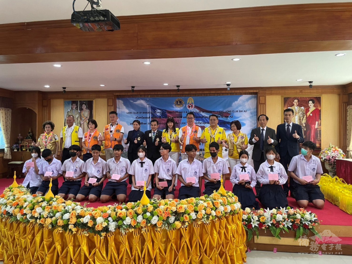 頒贈學生獎學金合影留念