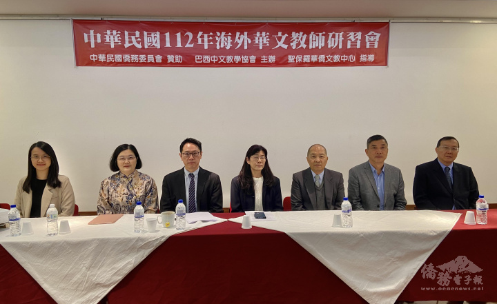 右起僑務諮詢委員劉國華和張宏昌、副會長林志孟、會長趙士縈、主任張希賢、講座陳玉明、湯謦華