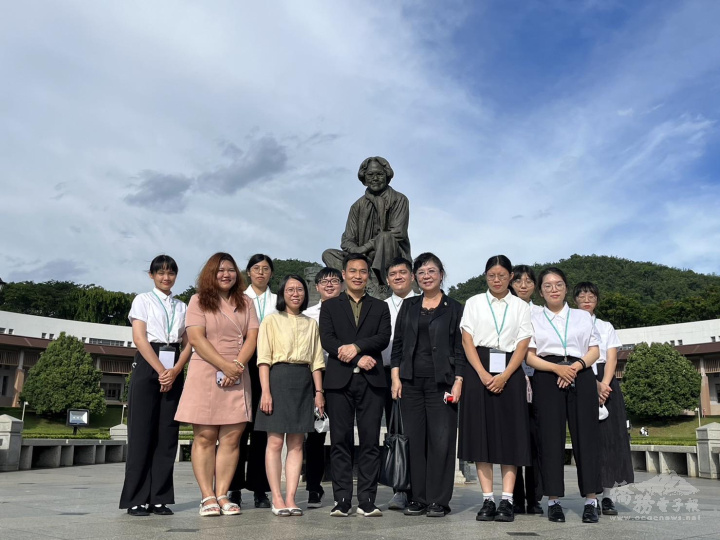 皇太后大學漢學院院長陳昌旭歡迎臺東大學主任傅濟功一行合影