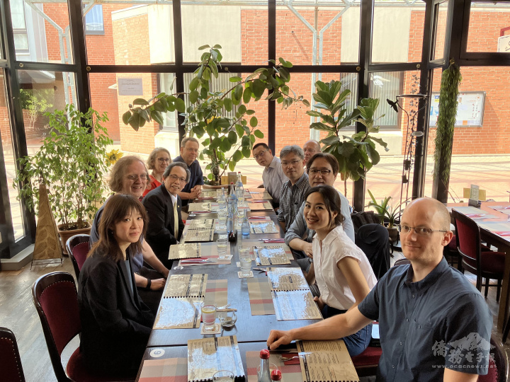 駐法蘭克福辦事處處長黃瑞坤與研究團隊學者們共進午餐