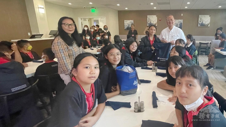 橙縣僑領許清松贈送飲料及零食背包給合唱團團員