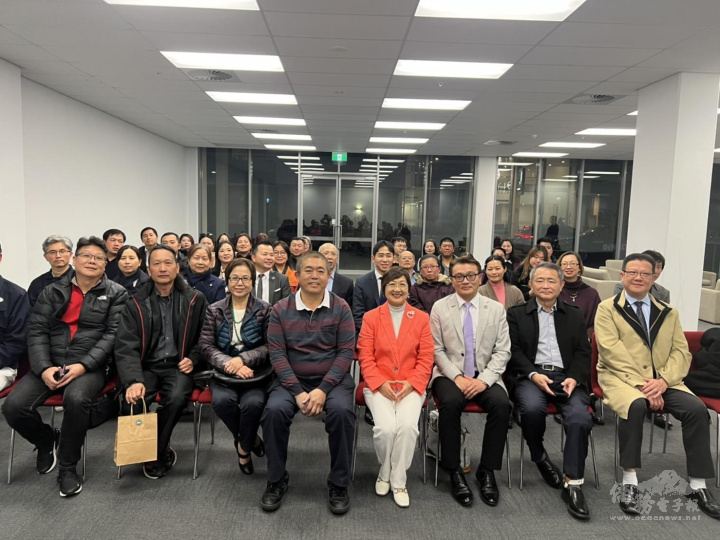 徐佳青與西澳僑界代表座談後大合照