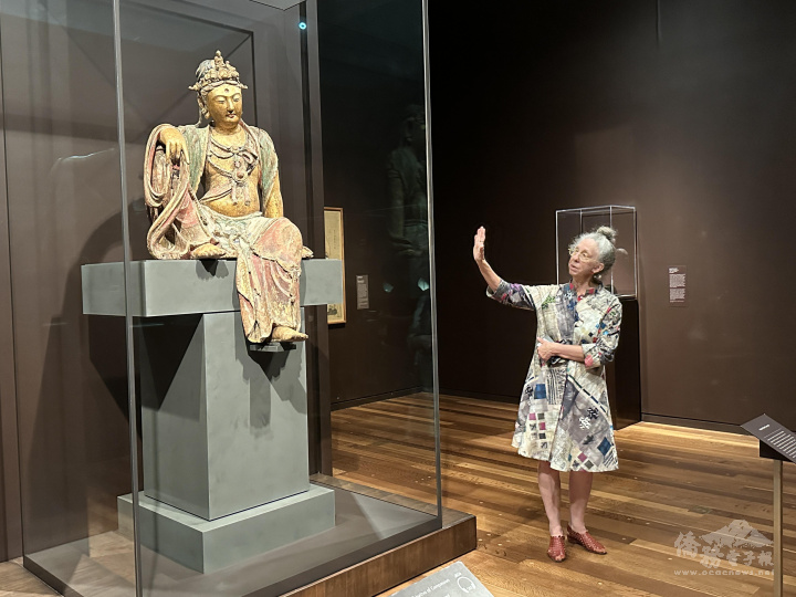 MFA中國藝術部主任白鈴安 (Nancy Berlina)介紹該館中國藝術精品。(謝開明攝)