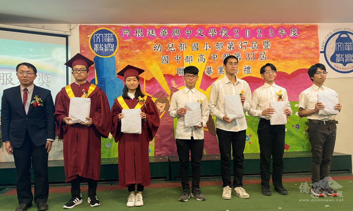 僑務秘書丁健民頒發服務獎