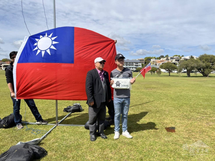 曾廣友（左）參加西澳雙十國慶升旗典禮