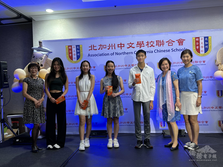 活動中安排頒發李徐葉梅女士紀念獎學金給與華裔優秀學子