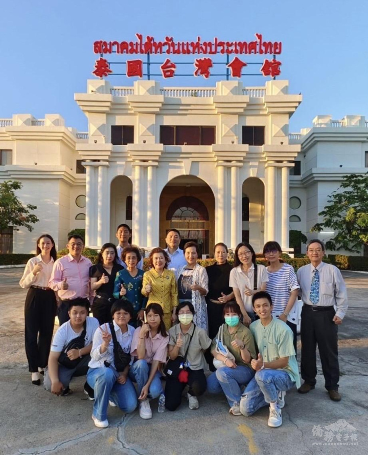 淡江大學教授洪耀南率四位碩士班研究生及崑山科技大學華語中心教授陳玥湄率六位大學部實習生參訪泰國臺灣會館，並與主席林何佩娟於廣場前合影留念。