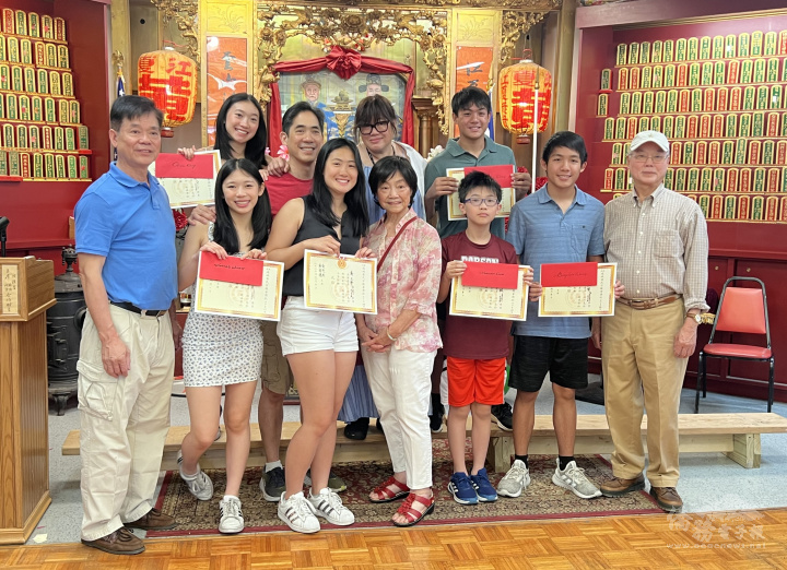 祖母余仕蓮(前中)為黃經誠，黃經智，黃經勇，玉玉儀，黃玉華，黃玉蓮等 那麼多孫子女成績優異開心不已。(周菊子攝)