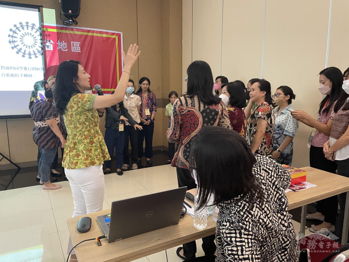 呂慧琛老師在萬隆教師研習會的教學情形