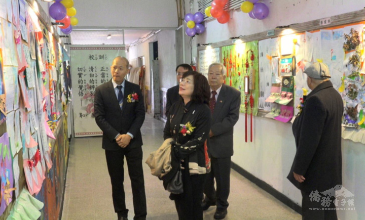 謝妙宏、僑務委員林英忠、僑務諮詢委員陳俊宏及僑務秘書丁健民，參觀文化走廊，欣賞同學作品